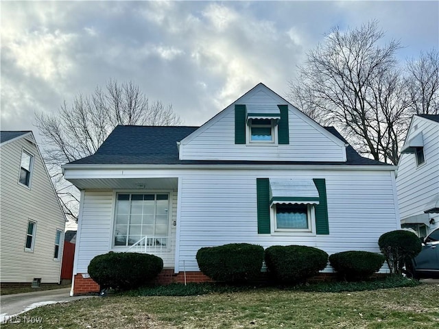 view of front facade with a front lawn