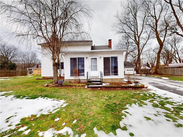 view of front facade with a front yard