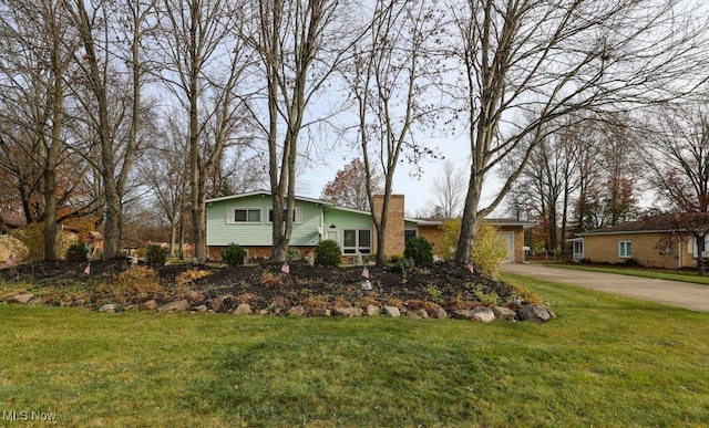 view of front of property featuring a front yard