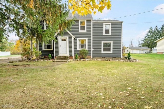 view of front of property featuring a front yard