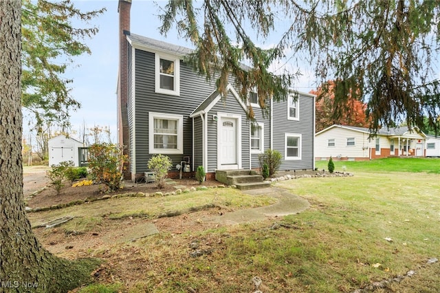 view of front facade featuring a front lawn