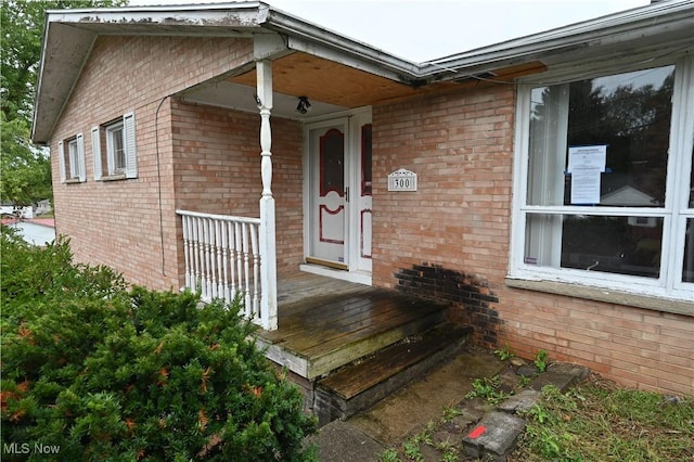 entrance to property featuring covered porch