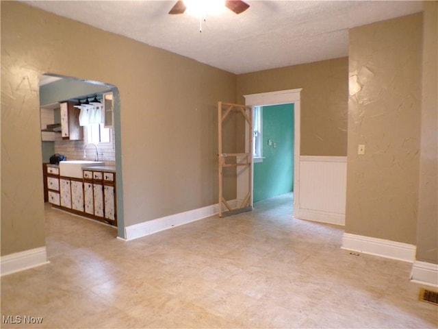 empty room with sink and ceiling fan