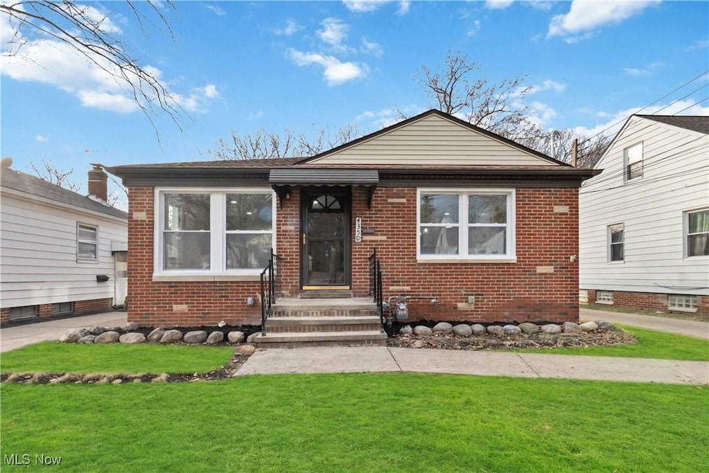 view of front of home featuring a front yard