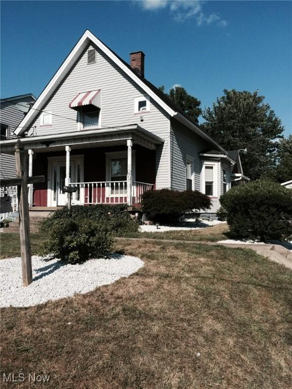 view of front facade with a porch and a front lawn