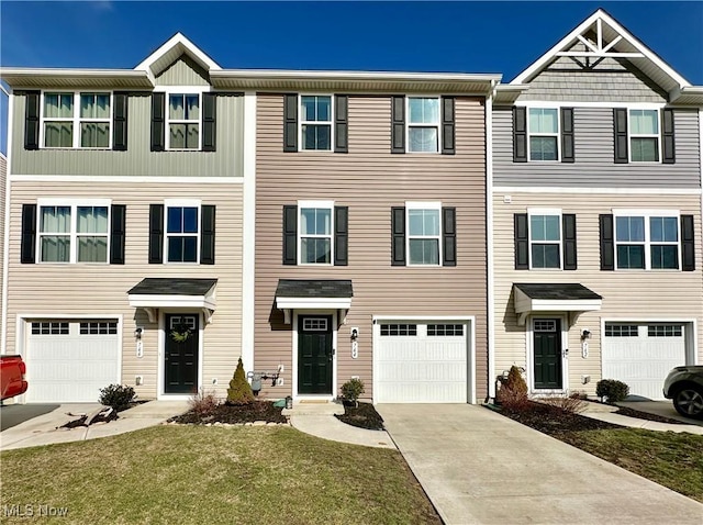 townhome / multi-family property featuring a front lawn