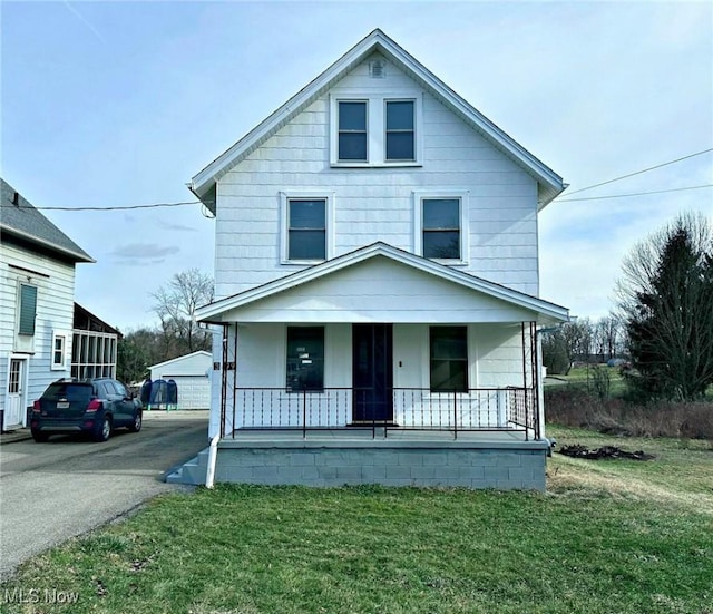 view of front facade featuring a front yard and covered porch