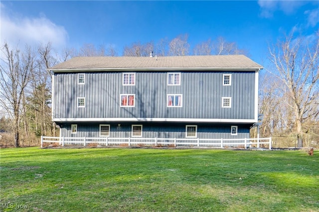 view of front of home featuring a yard