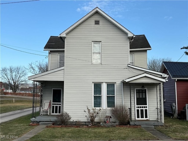 view of front of property featuring a front yard