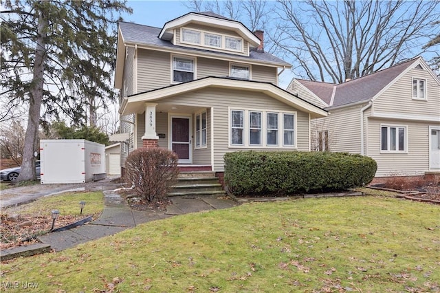 view of front of property featuring a front yard