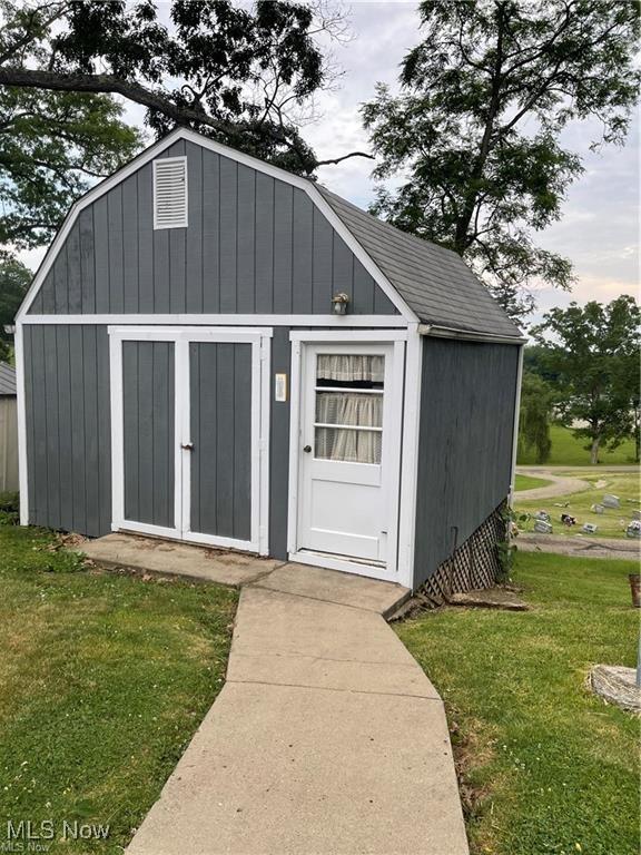 view of outdoor structure featuring a yard