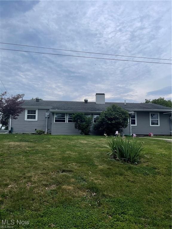 view of front of house featuring a front yard