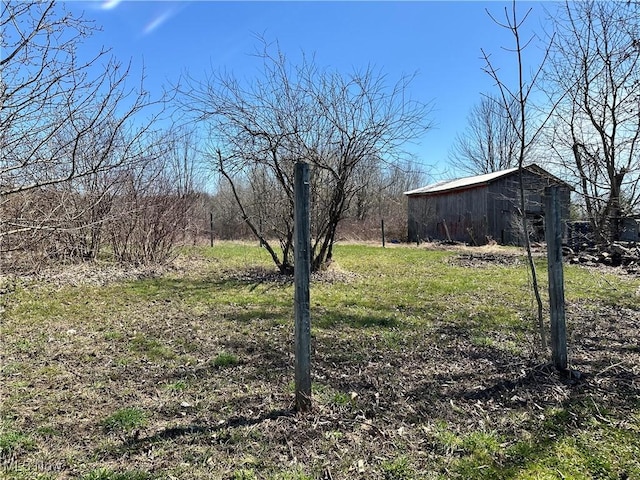 view of yard featuring a pole building and an outbuilding