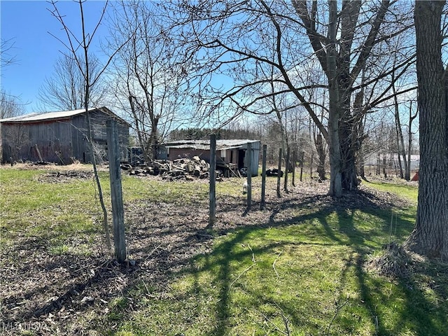 view of yard with an outbuilding