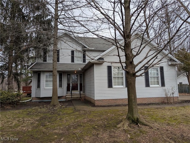 view of front of property featuring a front lawn