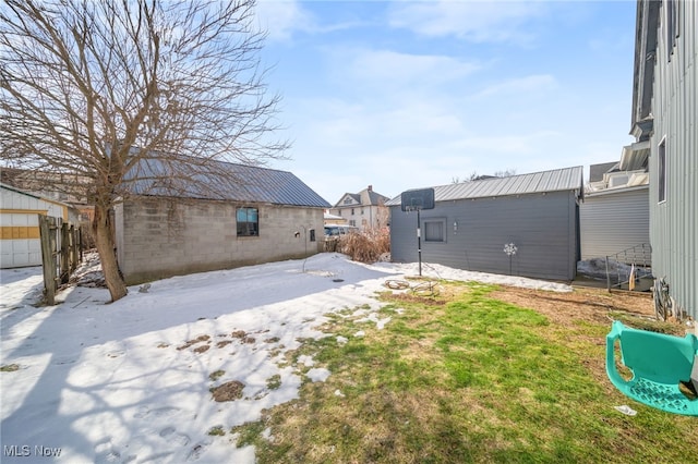 view of yard with an outdoor structure