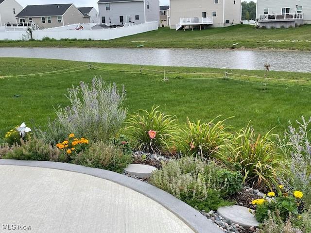 view of yard featuring a water view