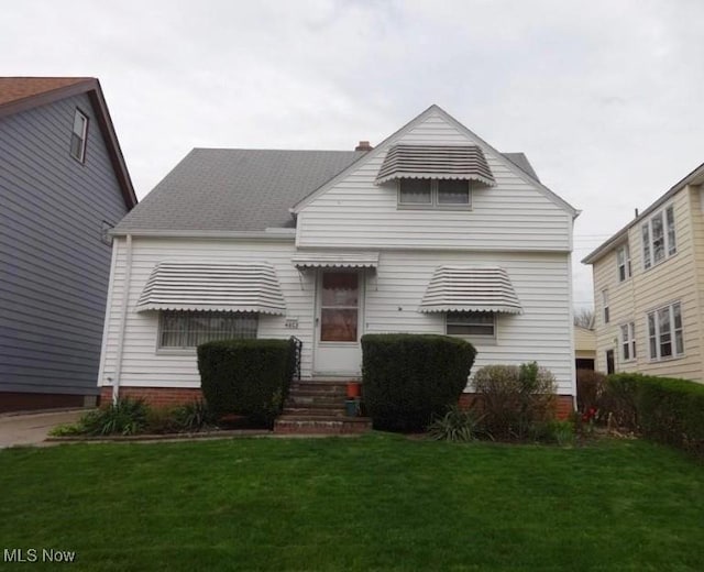 view of front of home featuring a front lawn