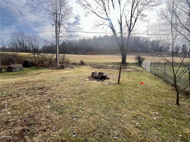 view of yard featuring a rural view