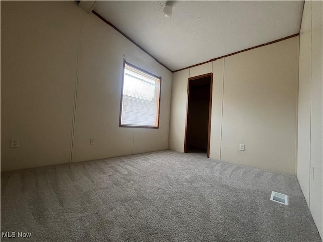 empty room featuring ornamental molding and carpet flooring