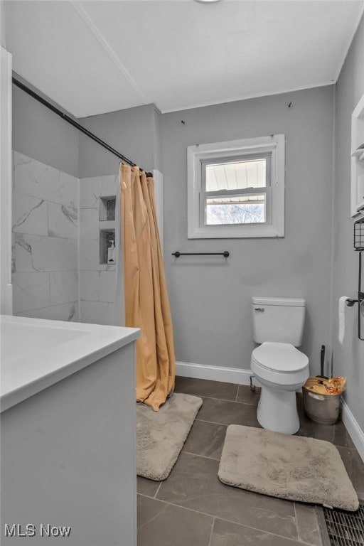 bathroom with a shower with curtain, vanity, and toilet