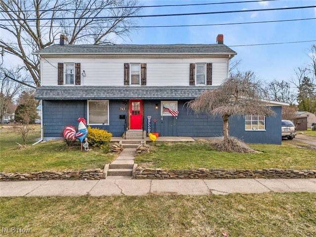 view of front property featuring a front lawn