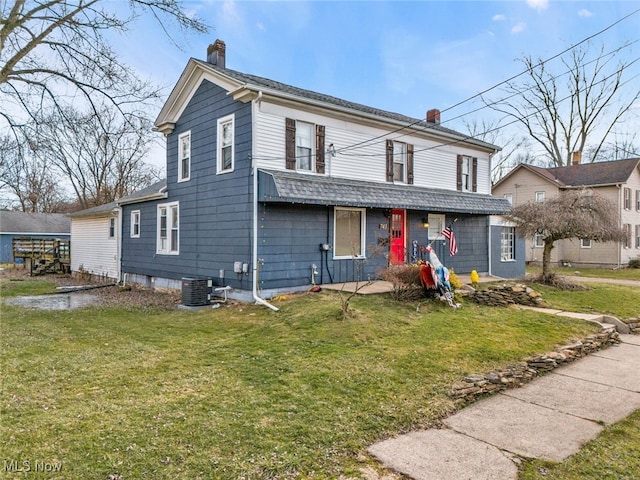 view of front property featuring a front lawn