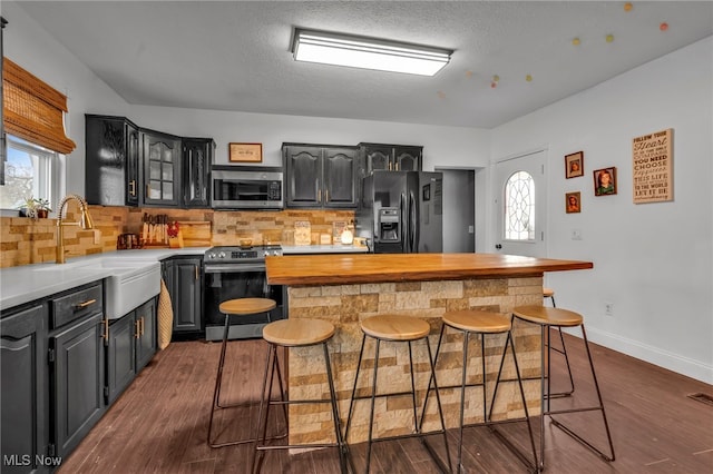 kitchen with a breakfast bar, stainless steel appliances, and a center island