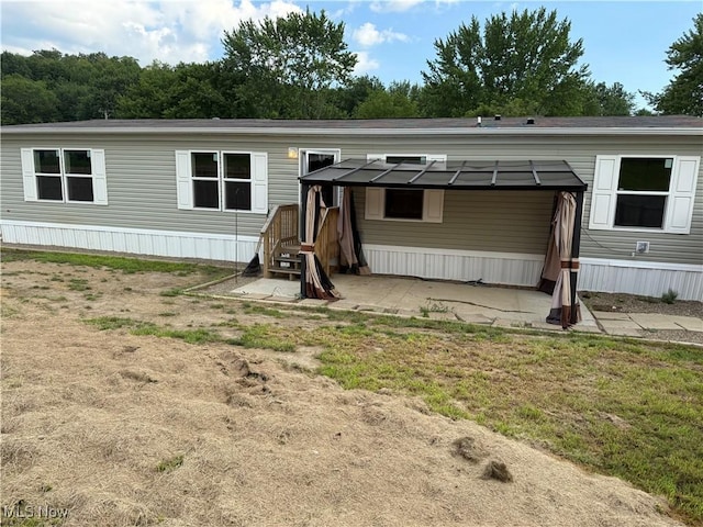 14000 Lincoln St SE, Minerva, OH 44657 - view of front facade with a patio area