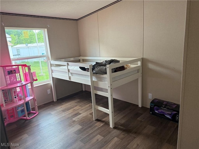 14000 Lincoln St SE, Minerva, OH 44657 - unfurnished bedroom featuring wood finished floors, multiple windows, and a textured ceiling