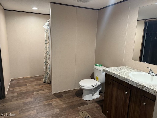 14000 Lincoln St SE, Minerva, OH 44657 - bathroom with vanity, wood finished floors, a shower with curtain, and recessed lighting
