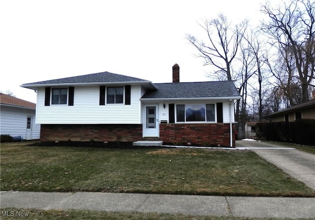 split level home featuring a front yard