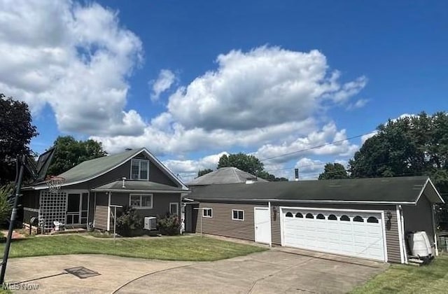 view of front facade with a garage and a front yard