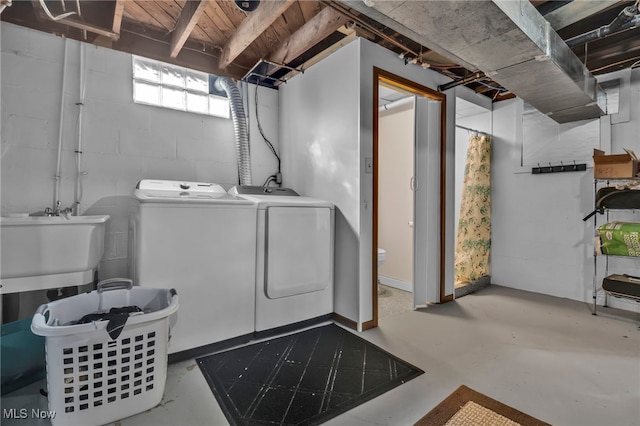 laundry room with washing machine and clothes dryer