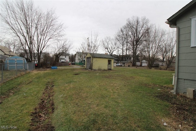 view of yard featuring a shed