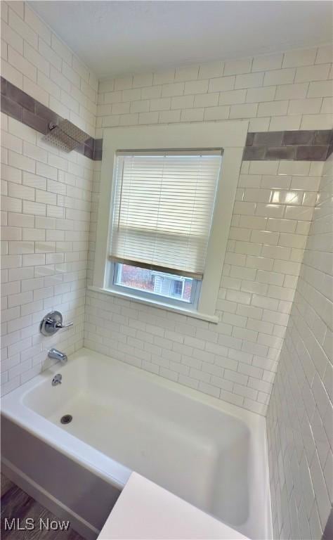 bathroom featuring tiled shower / bath combo