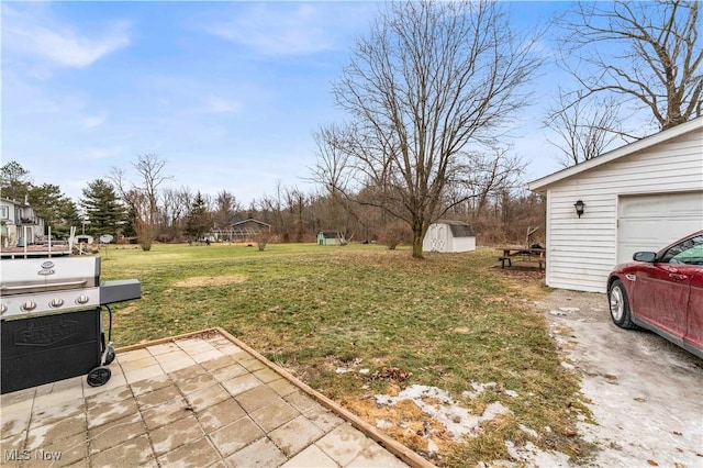 view of yard featuring a storage shed