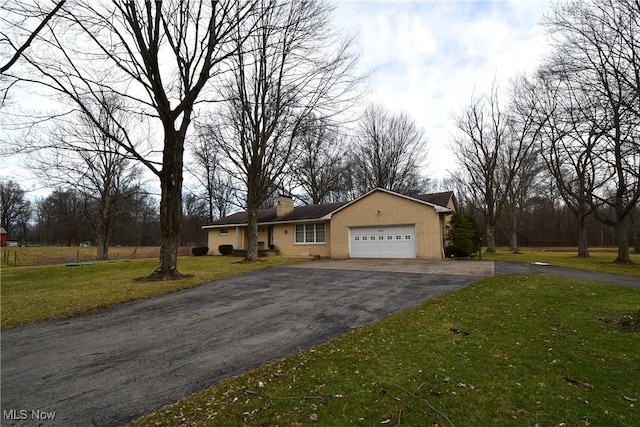 view of front facade featuring a garage and a front yard