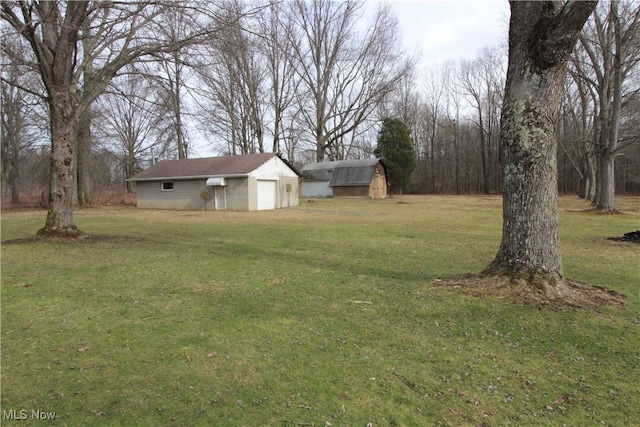 view of yard featuring an outdoor structure