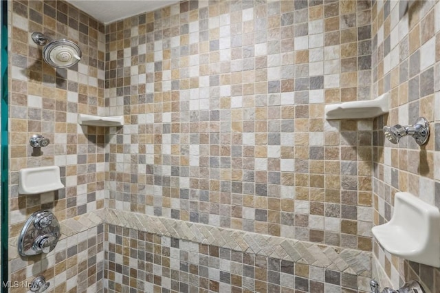 bathroom featuring a tile shower