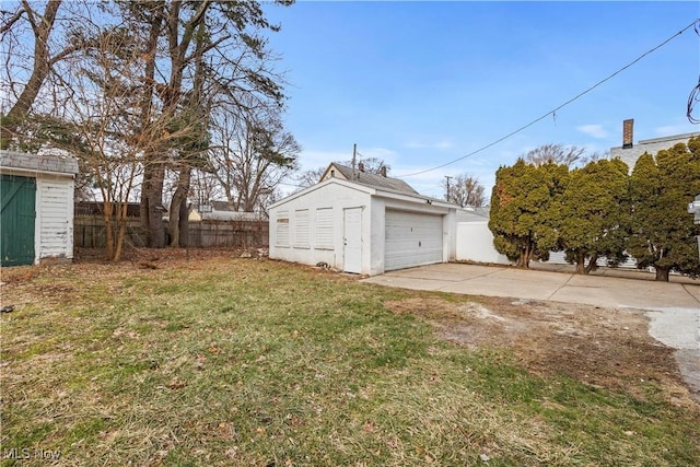 view of yard featuring a garage and an outdoor structure