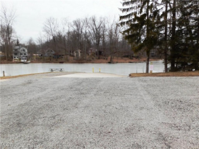 view of yard featuring a water view