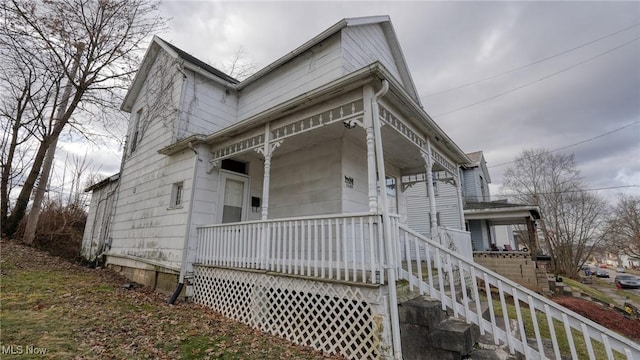 view of front of property featuring covered porch