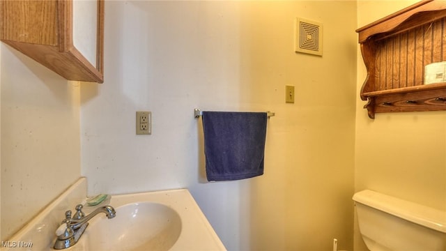 bathroom featuring toilet and sink