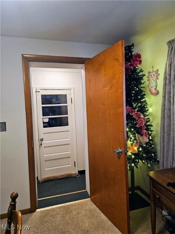 entryway featuring carpet