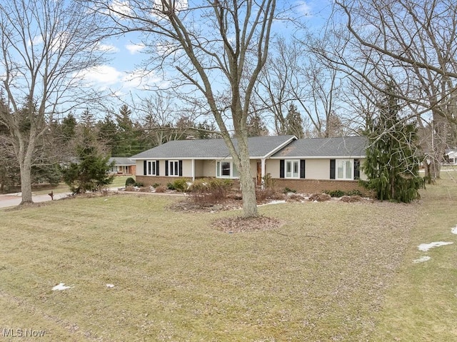 ranch-style house featuring a front yard