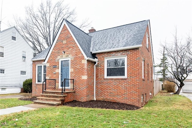 view of front facade featuring a front lawn