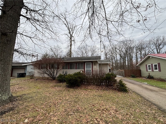 ranch-style home featuring a front lawn