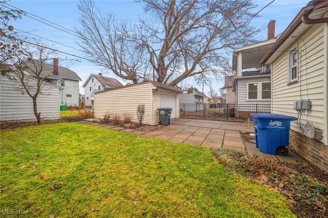 view of yard featuring a garage and an outdoor structure