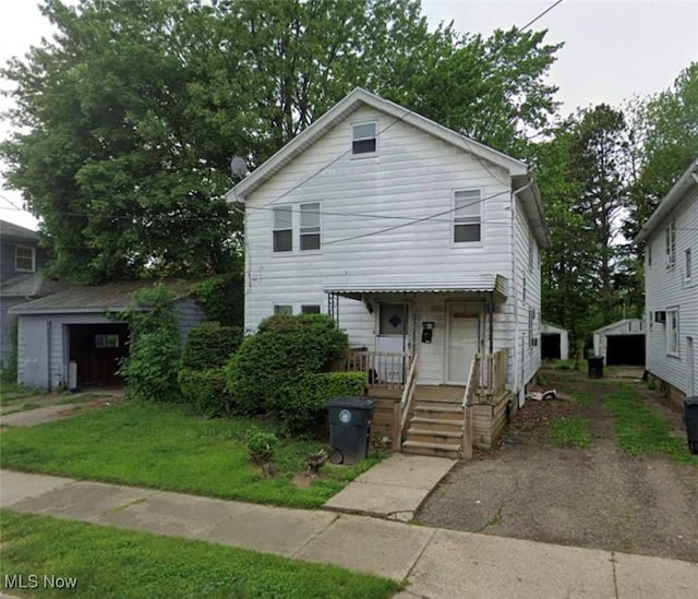 view of front facade with a front yard